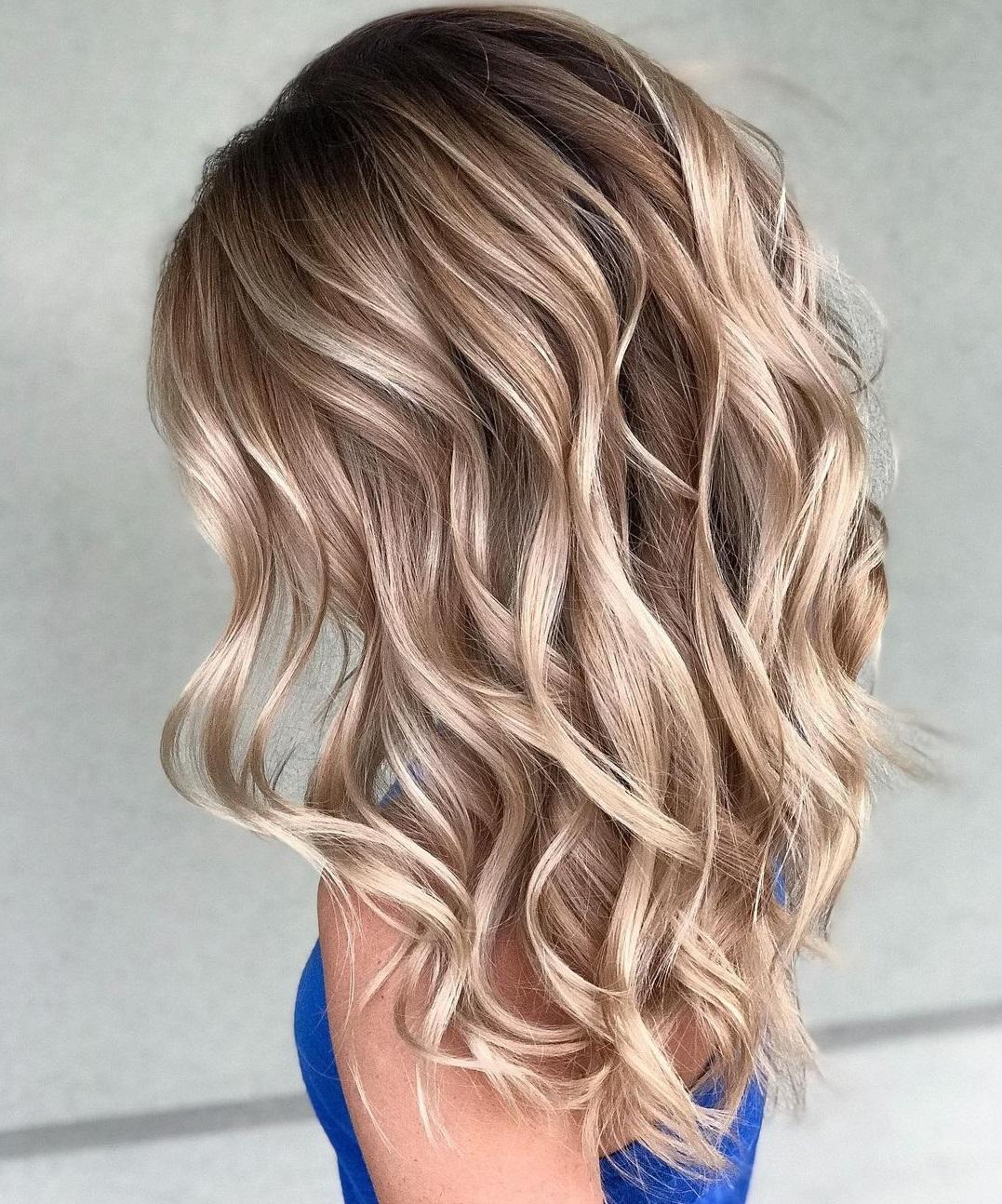 Embrace the glow with this stunning golden blonde hairstyle, radiating warmth and elegance! ✨💛