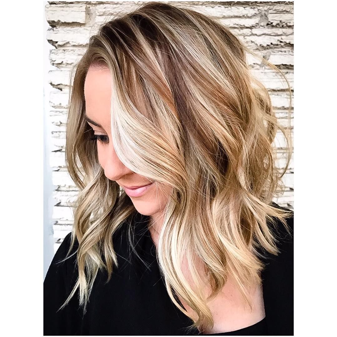 Effortlessly chic! This stunning blonde hairstyle exudes glamour with its soft waves and sun-kissed highlights, perfect for any occasion. ✨