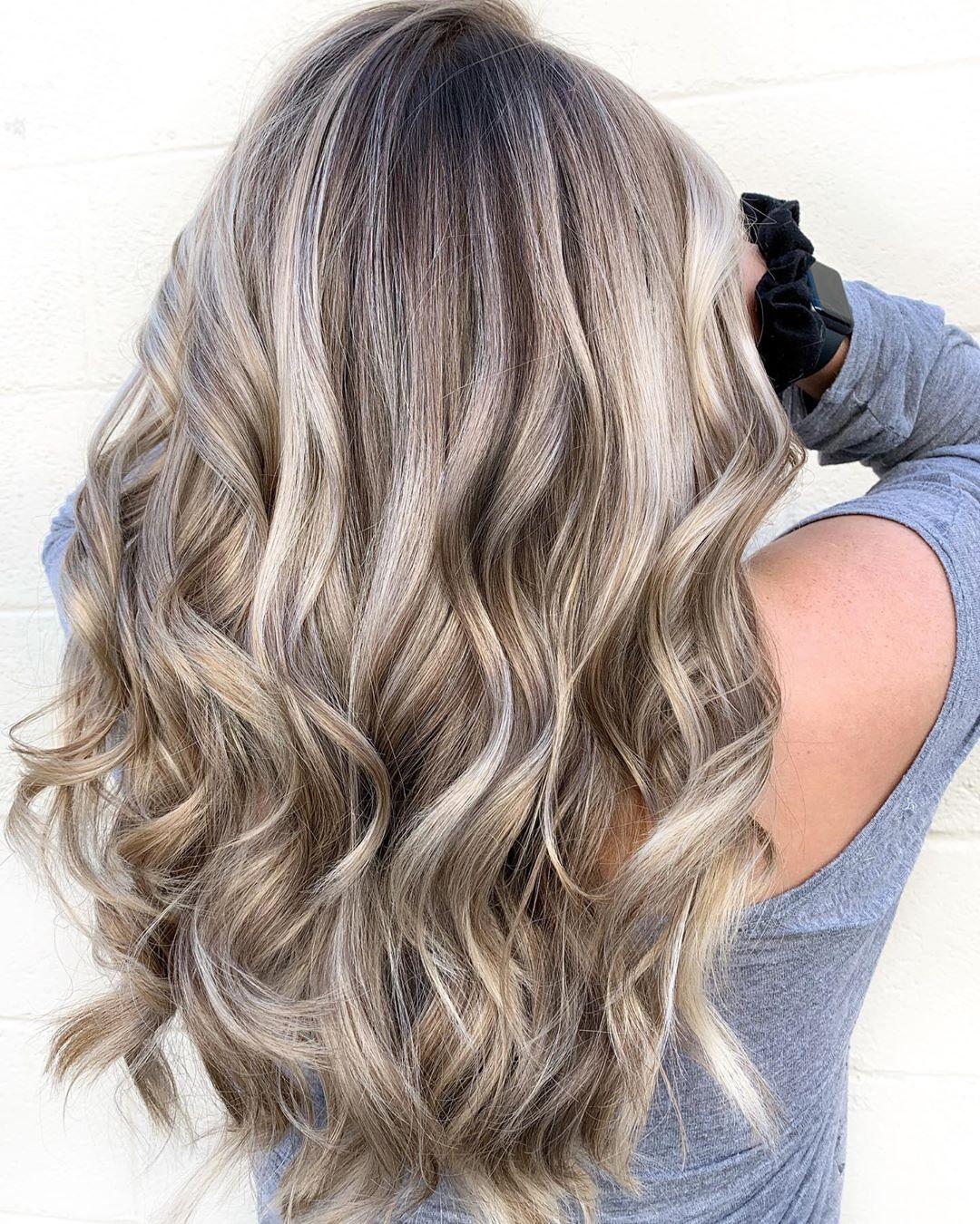 Shine bright with this stunning icy blonde hairstyle! ❄️✨ The perfect blend of cool tones and radiant highlights for a fresh, modern look.