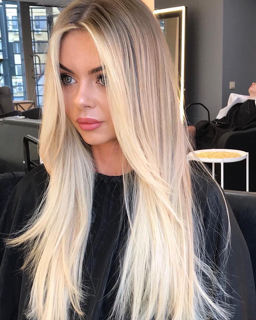 Effortlessly chic and full of volume, this blonde hairstyle radiates confidence and style! ✨💁‍♀️ #BlondeAmbition #HairGoals