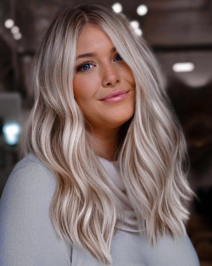 Radiating elegance, this stunning blonde hairstyle perfectly blends soft waves with a touch of glam, making it a timeless choice for any occasion!