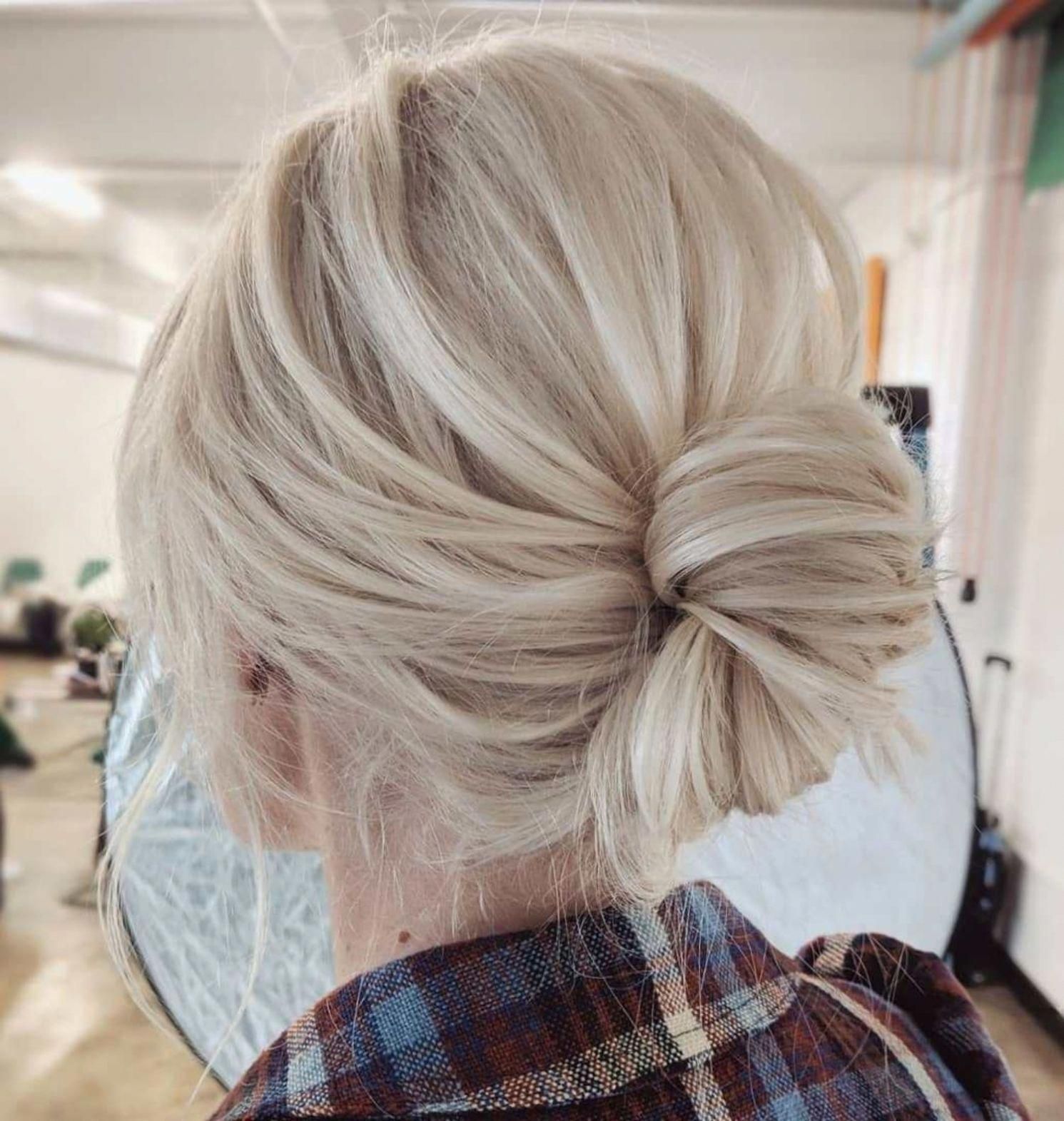 Effortlessly chic! This stunning blonde hairstyle radiates modern elegance with its soft waves and sun-kissed highlights, perfect for any season.