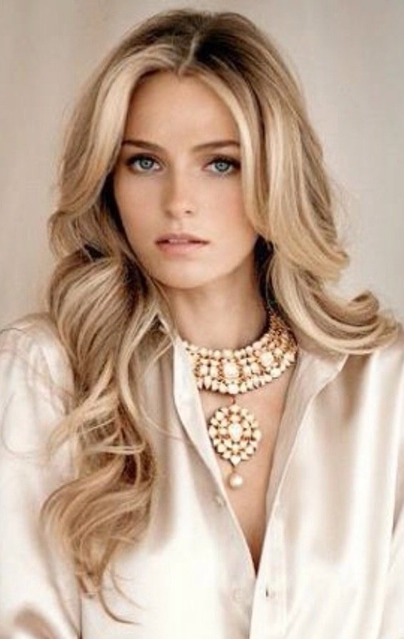 Embrace effortless elegance with these stunning long blonde waves, perfect for any occasion! ✨💛 #BlondeHairGoals #WavyHair