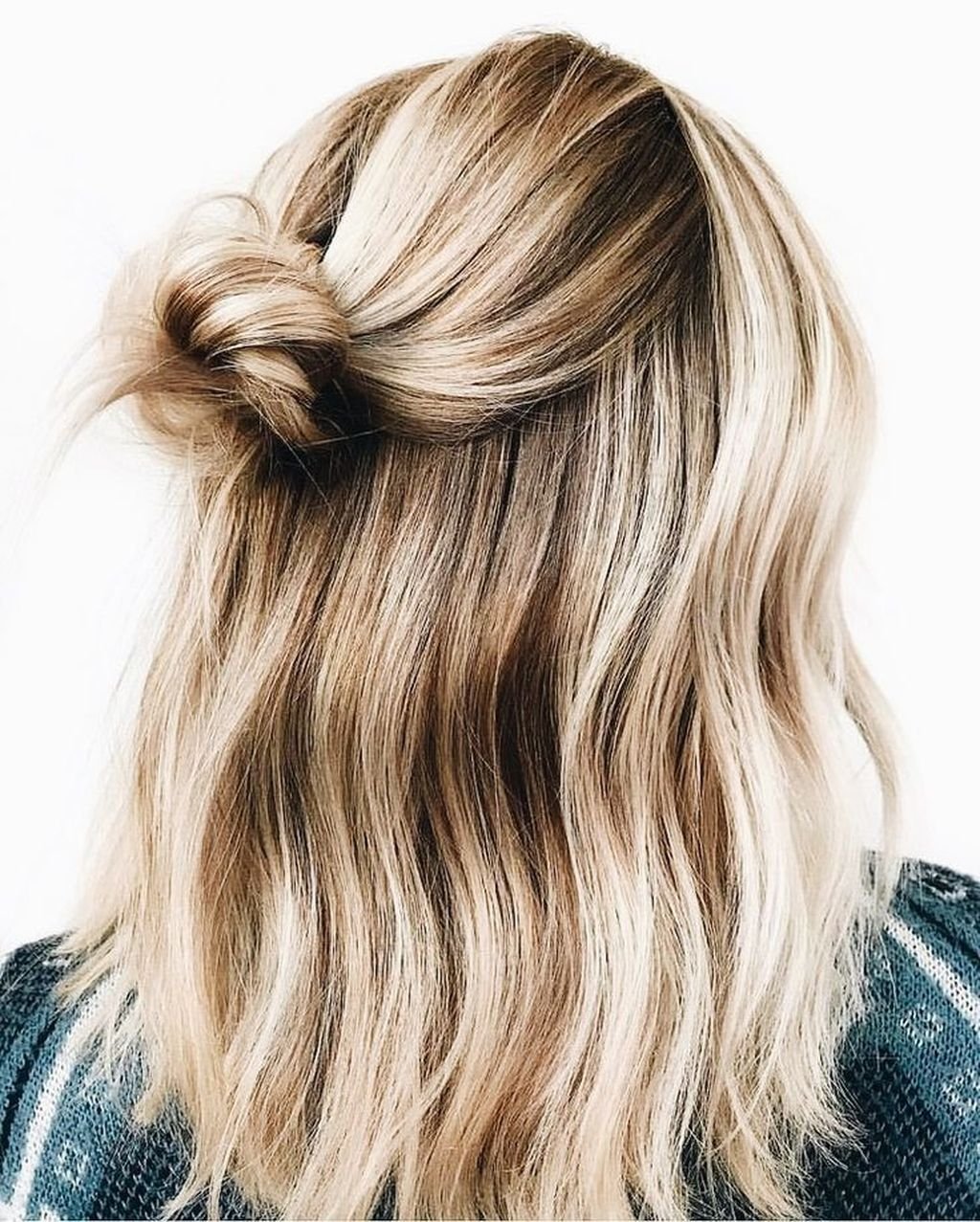 Embrace the radiance! This stunning blonde hairstyle combines effortless waves with a touch of elegance, perfect for any occasion. ✨💛