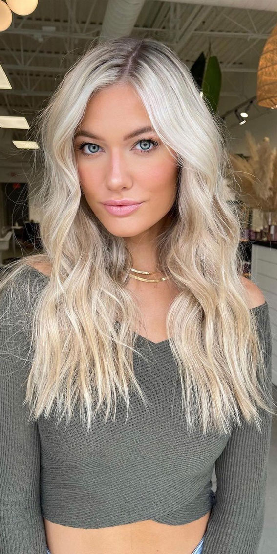 Radiating elegance and style, this stunning blonde hairstyle showcases a perfect blend of softness and sophistication. 🌟✨