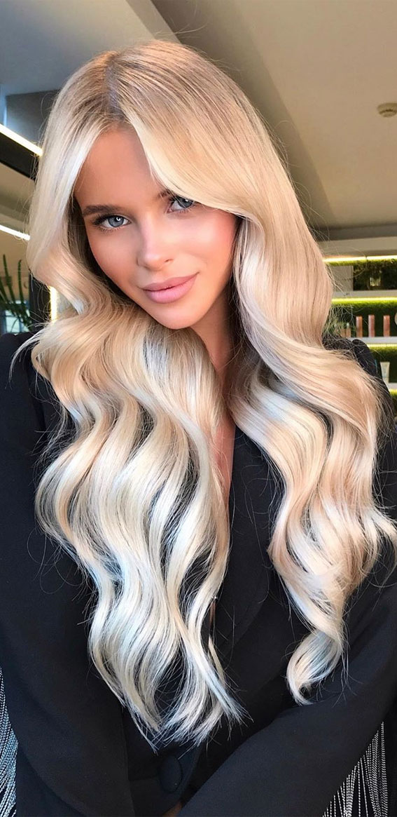 Radiating elegance and warmth, this stunning blonde hairstyle perfectly captures a blend of softness and sophistication. The cascading waves add a touch of glamour, making it the ideal choice for any occasion!