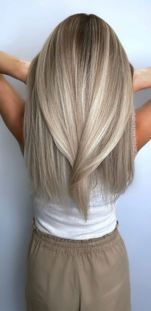 Embrace the golden glow with this stunning blonde hairstyle, where effortless elegance meets playful texture. Perfect for making a bold statement!" ✨💁‍♀️ #BlondeHair #HairGoals