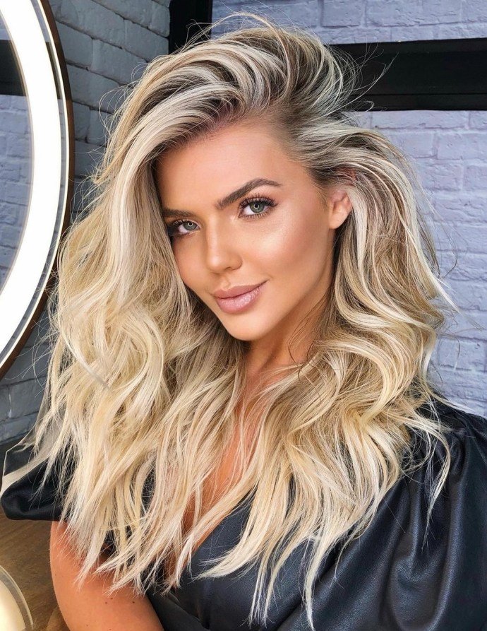 Radiant and effortless, this blonde hairstyle brings a touch of sunshine to any look with its stunning highlights and soft waves. Perfect for a fresh and vibrant vibe!" ☀️✨