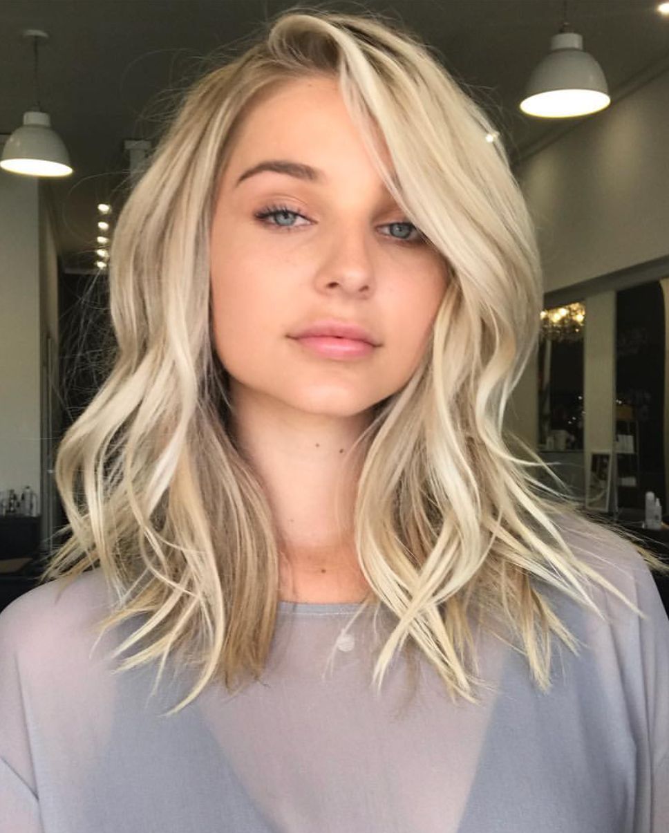 Effortlessly chic! This stunning blonde hairstyle adds a touch of elegance with its soft waves and radiant shine. Perfect for any occasion! ✨💁‍♀️