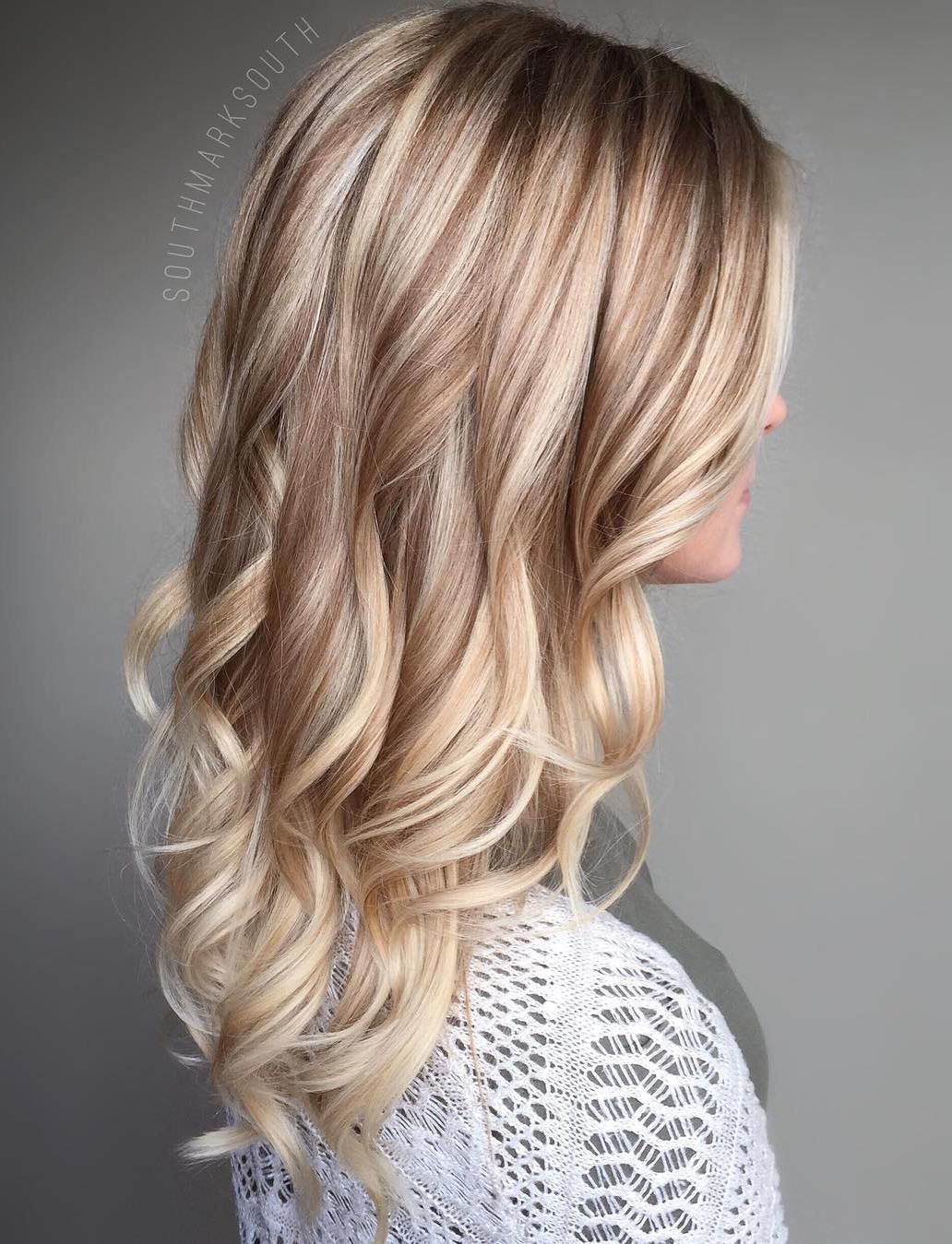 Effortlessly chic and radiant! This blonde hairstyle perfectly blends elegance with a touch of playfulness, making it a stunning choice for any occasion. 💫✨