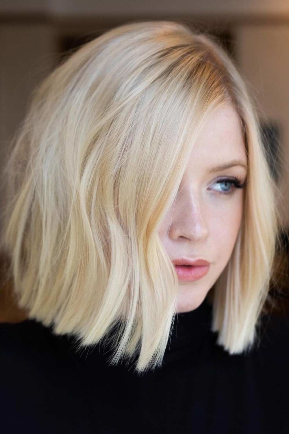 Effortlessly chic and oh-so-stylish! This wavy blonde bob brings a fresh, playful vibe that